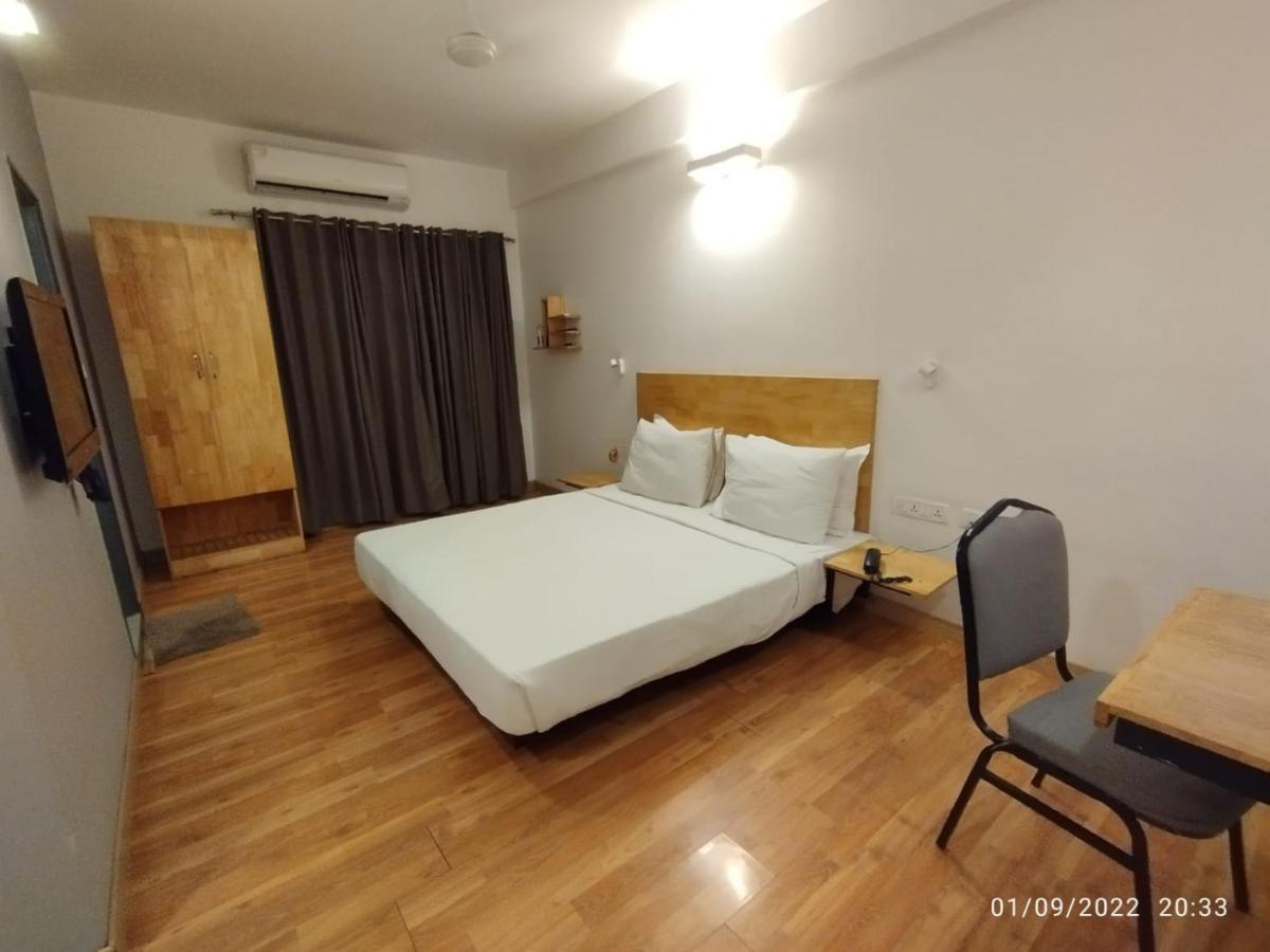Upar Hotels Indiranagar Бангалор Экстерьер фото